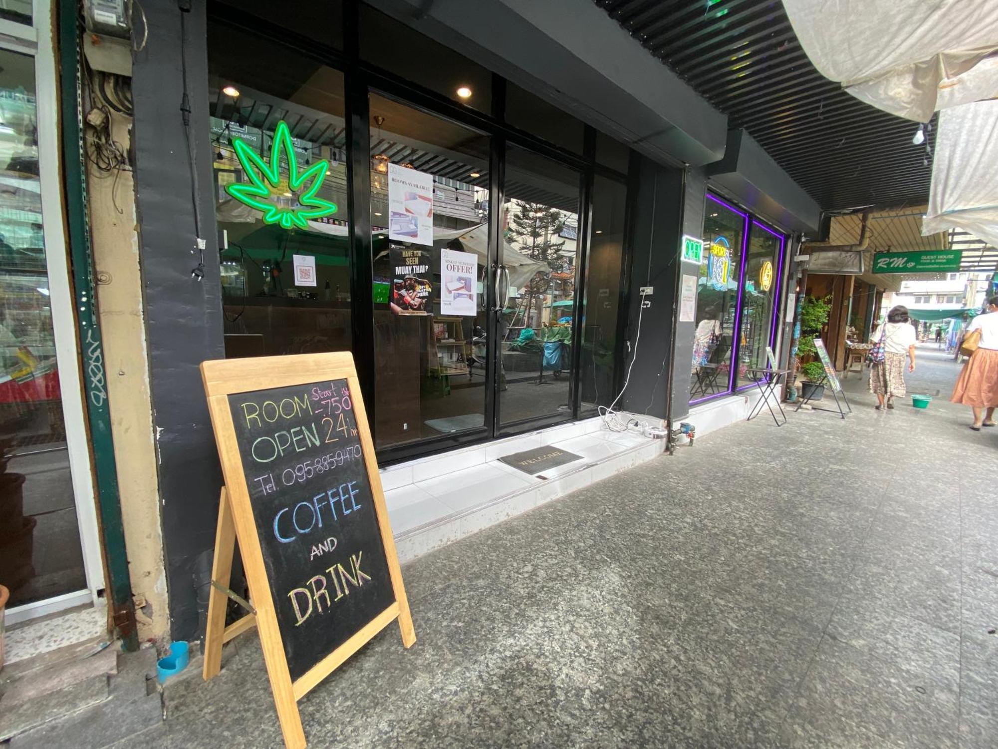 Bud Brew Beyond Dispensary And Hotel 曼谷 外观 照片