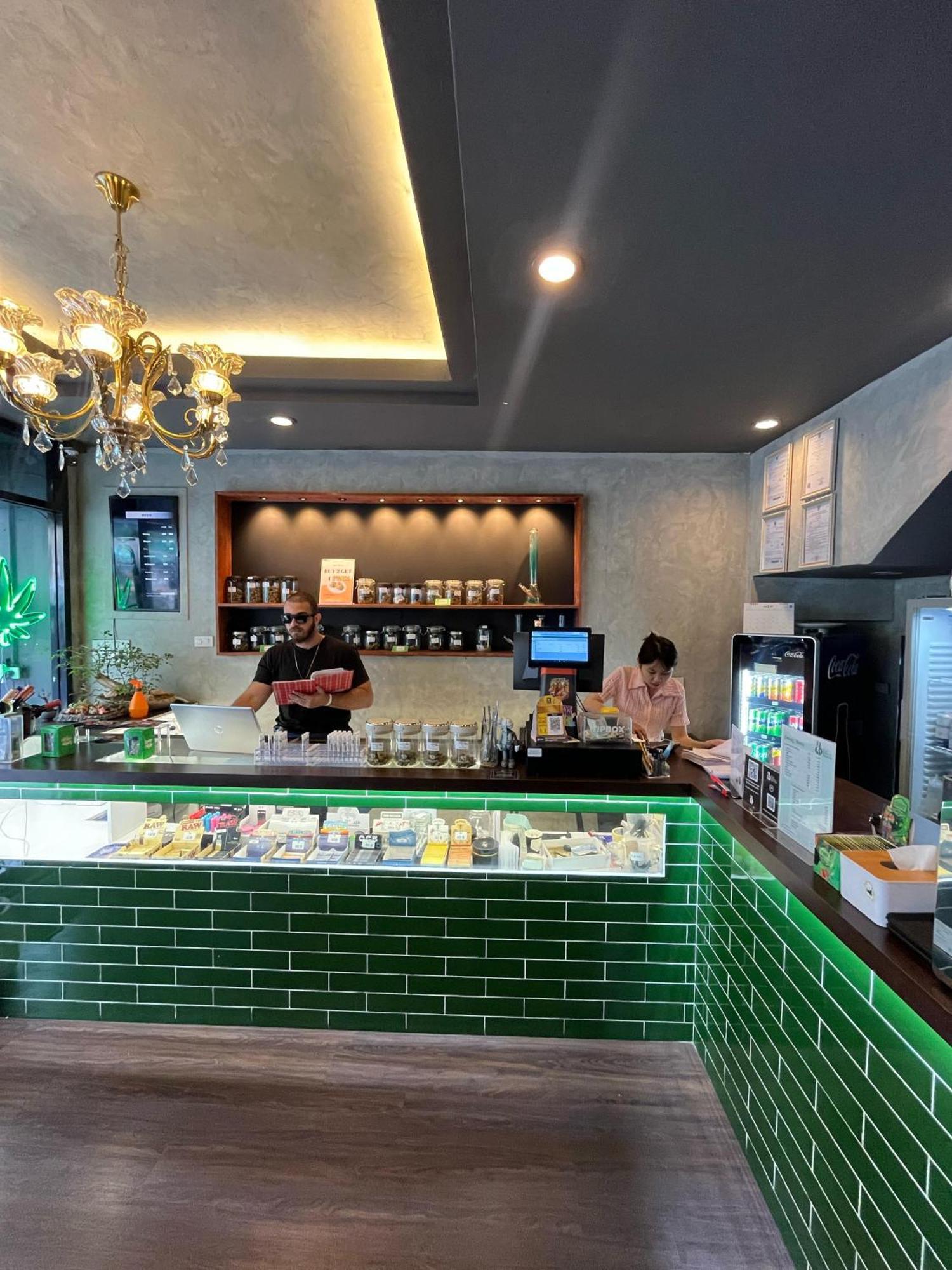 Bud Brew Beyond Dispensary And Hotel 曼谷 外观 照片